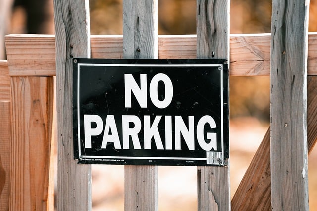 Parkovací sloupky a dopravní zrcadla pomáhají nejen řidičům